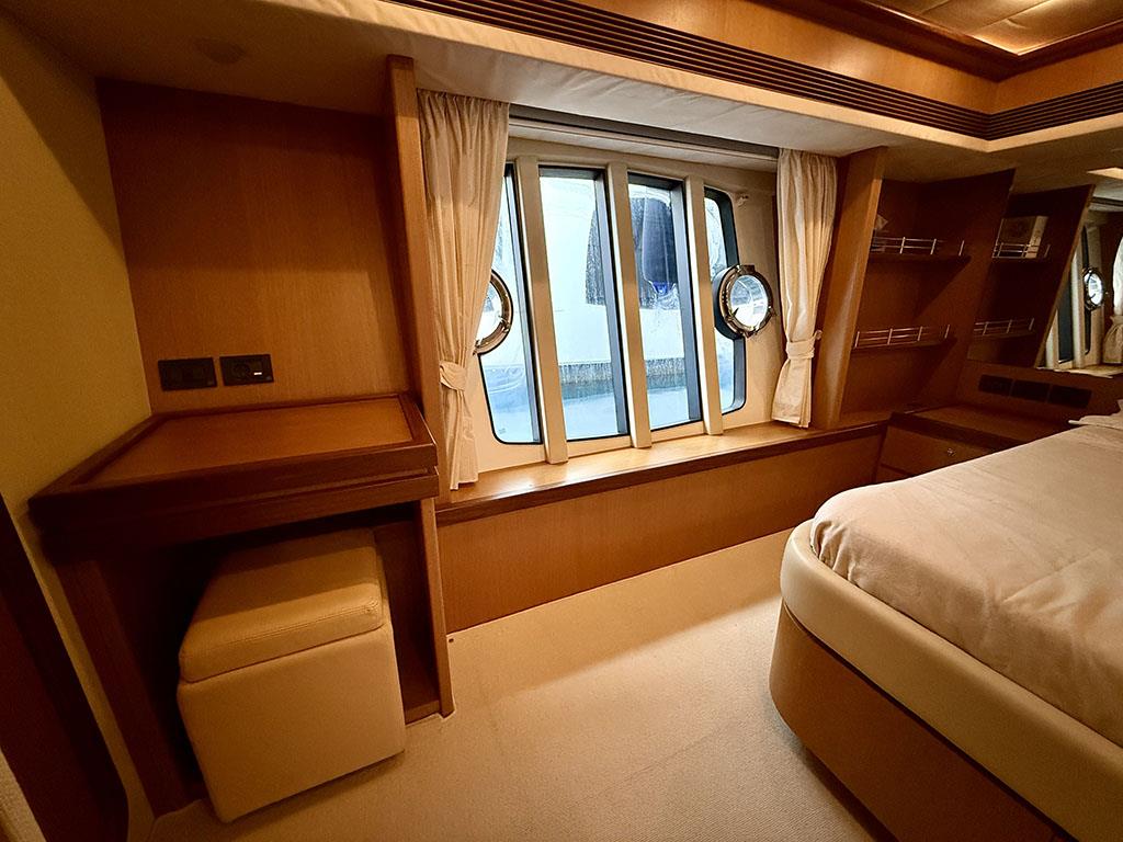 2005 FERRETTI YACHTS 731 